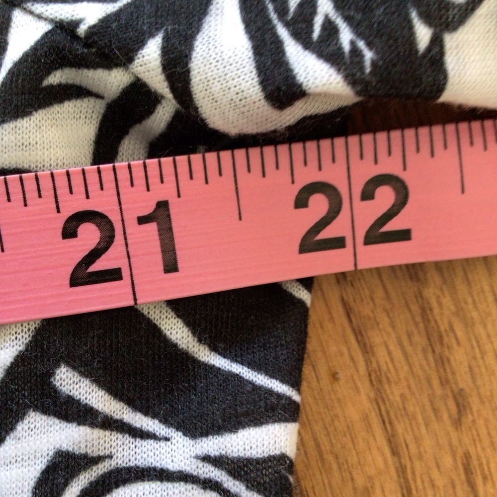 Ruby Rd. Monochrome Floral Sharkbite Top - image 6